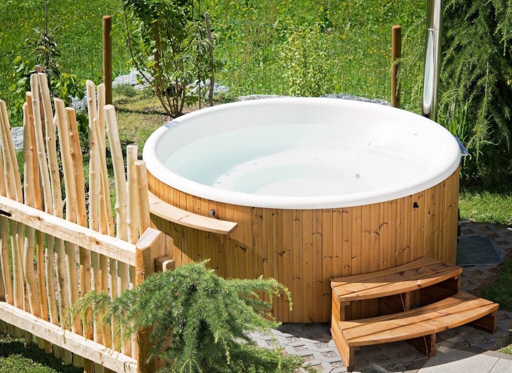 Das Foto zeigt einen Jacuzzi im Garten