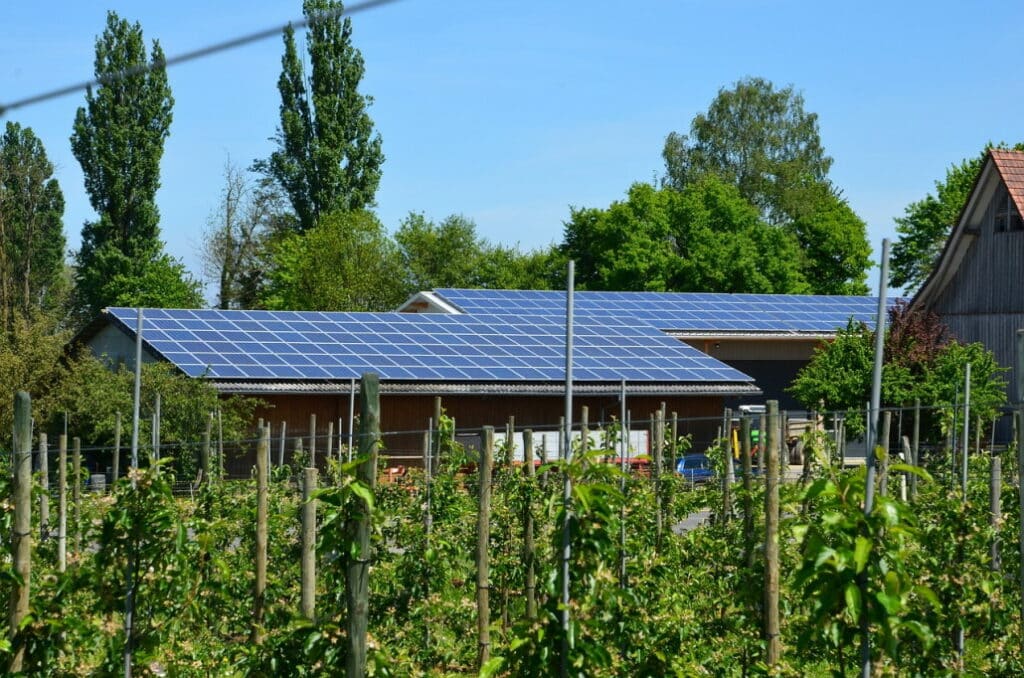 grosses_solarfeld_auf_gartenhuette