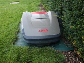 Mähroboter für Rasenflächen beim Laden.